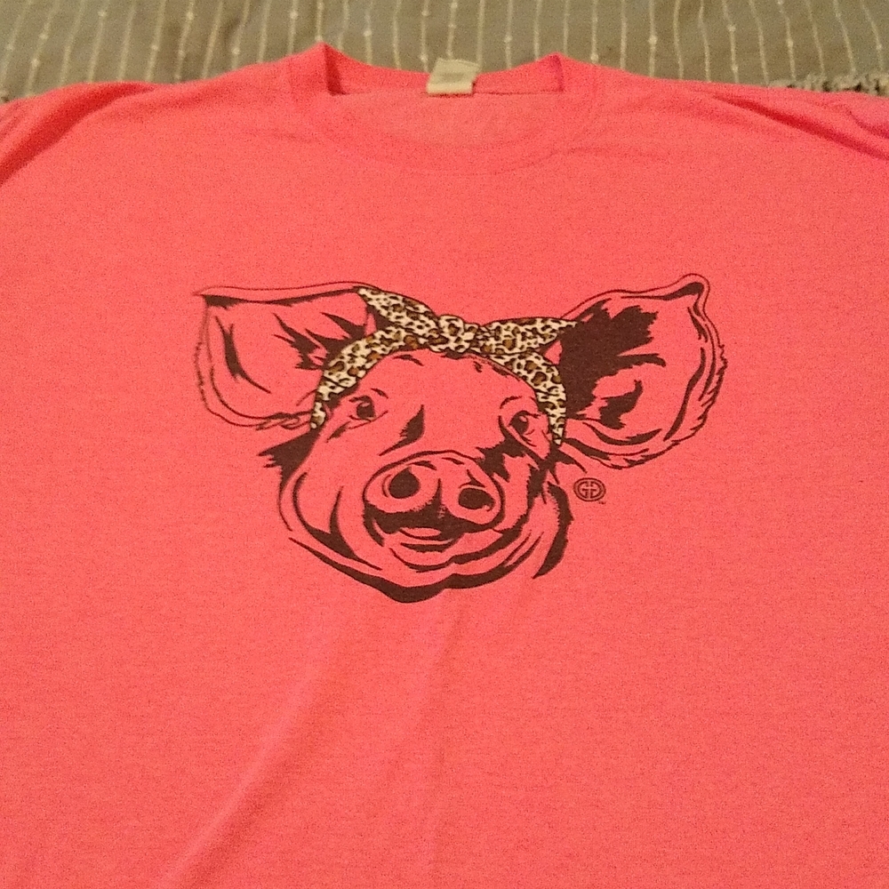Girlie Girl graphic tee pig